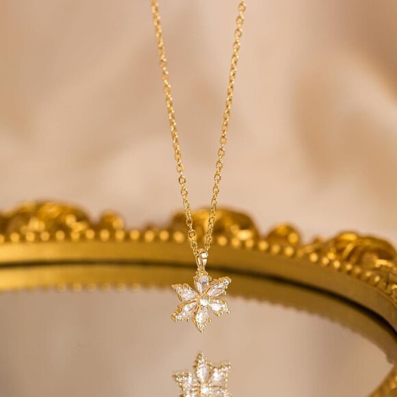 🆕 Women Gold Sun Moon Shell Summer Necklace Trendy Dainty Charm Simple Jewelry - Picture 4 of 8